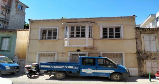 Karşıyaka'da tarihi 3 binanın yıkılmasına engel oldu