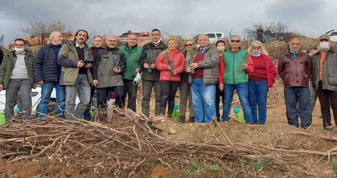 Gazetecilerden Karşıyaka'da yanan alanlara 1000 fidan
