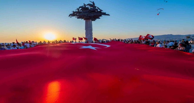 İzmir semalarında zafer kutlaması