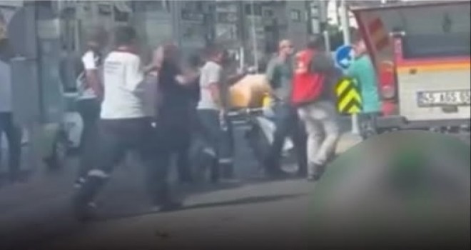 Çöpleri toplayan belediye işçileri engellendi, araca saldırı oldu!