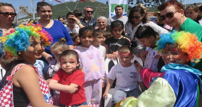 Foça'da çocuklar doyasıya eğlendi