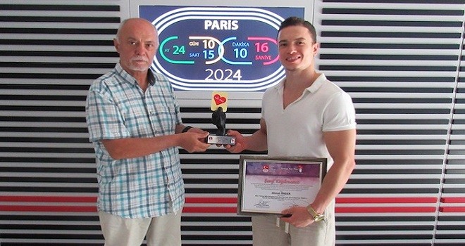 Ahmet Önder'e ödülünü Erboy verdi...