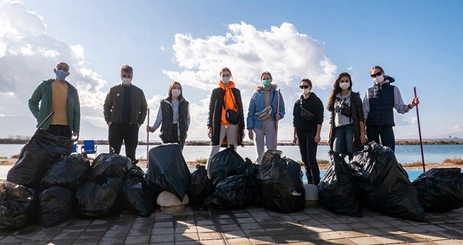Gönüllüler Mavişehir'de plastik topladı...