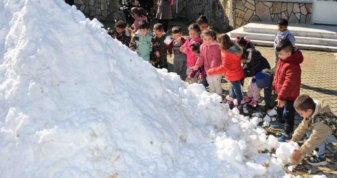 Ödemiş Belediyesi’nden çocuklara kar sürprizi