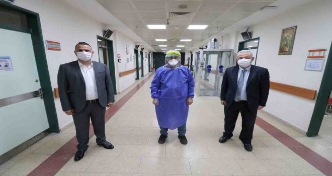 Bergama Belediyesi yüz koruyucu siperlik üretti, hastaneye teslim etti