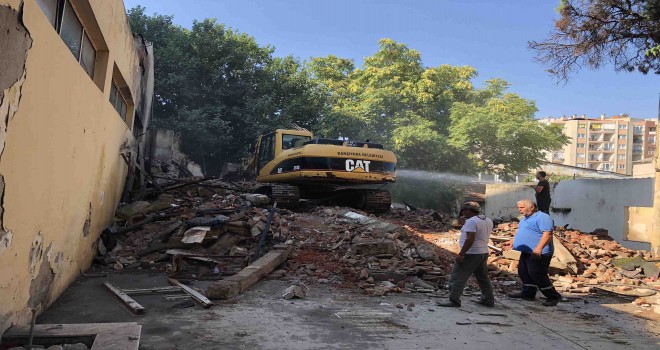 Karşıyaka’da metruk bina mücadelesi