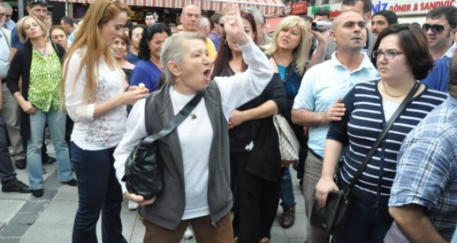 Bakan Çavuşoğlu'na Karşıyaka'da protesto
