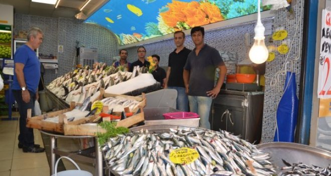 Balıklar tezgâhları süslüyor