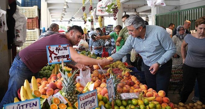 Başkan Akpınar, Bahçelievler pazarından alışveriş yaptı…