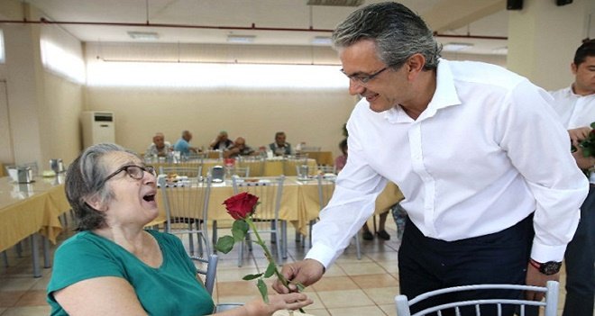 Başkan Akpınar Huzurevi'ni ziyaret etti