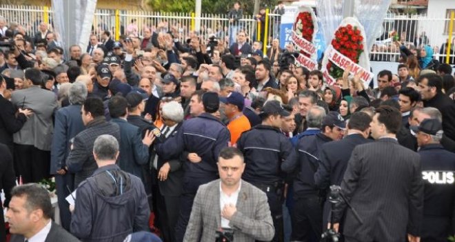 Başkan Akpınar, Kılıçdaroğlu'nun çelenginin indirilmesine izin vermedi
