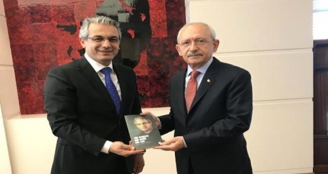 Başkan Akpınar, kitabını Kılıçdaroğlu'na hediye etti