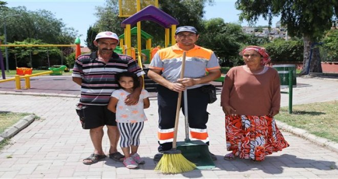 Başkan Akpınar'dan dürüst işçiye ödül