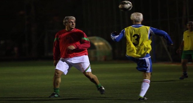 Başkan futbolla stres attı...