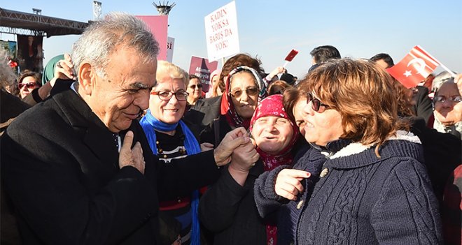 Başkan Kocaoğlu, İzmirli kadınlarla yürüdü...