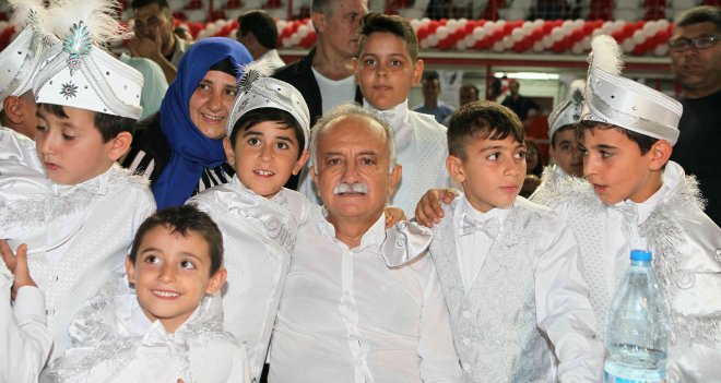 Bayraklı Belediyesi'nden toplu sünnet şöleni