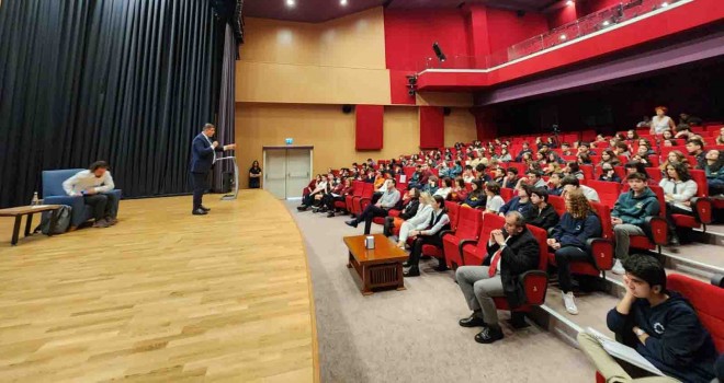 Başkan Tugay İklim Konferansı’nda gençlerle buluştu