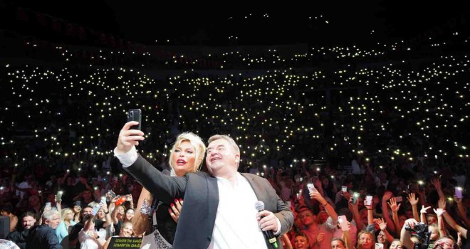 Ajda Pekkan ve Sıla on binlerce Çeşmeli’ye konser verdi
