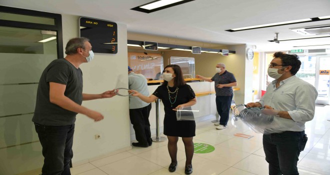 Çiğli Belediyesi’nden esnaf ve banka çalışanlarına siperlik