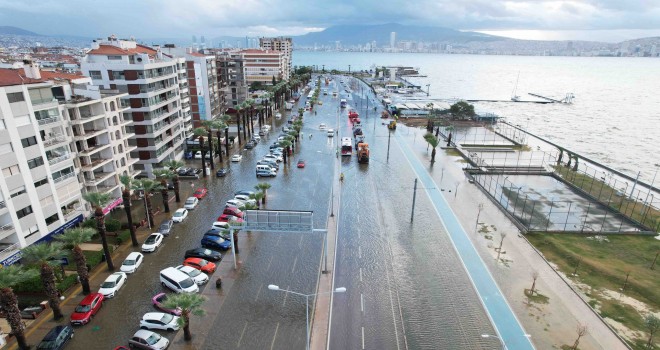 İzmir’de deniz 1 metre yükseldi