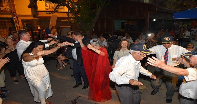 Gaziler 49 yıllık zaferi büyük coşku ile kutladı