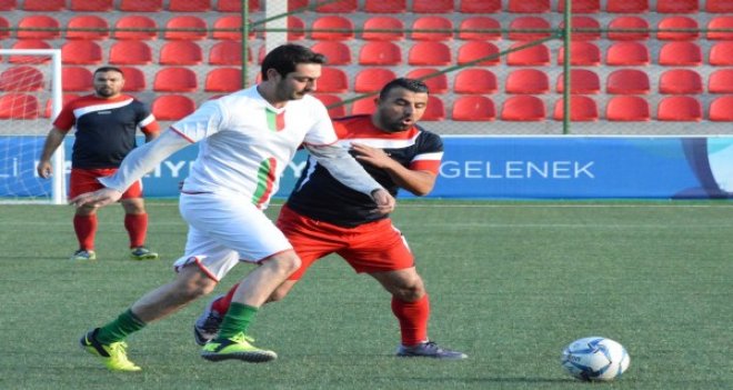 Belediye çalışanları bu kez sahada ter döktü