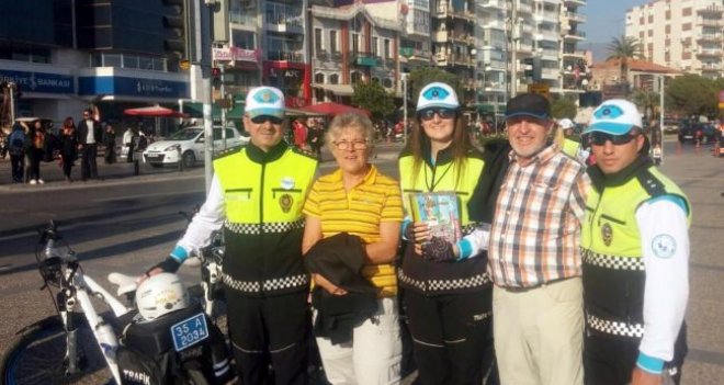 ''Beyaz Kırlangıçlar'' Karşıyaka'da yayaları bilgilendirdi