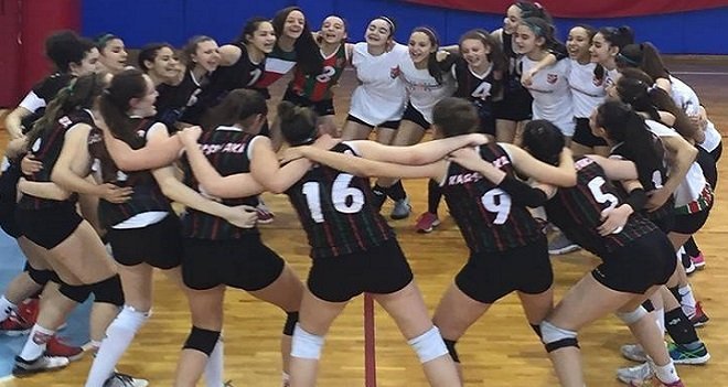 Beylikdüzü'nün geçen Karşıyaka'nın küçük kızları grup birincisi