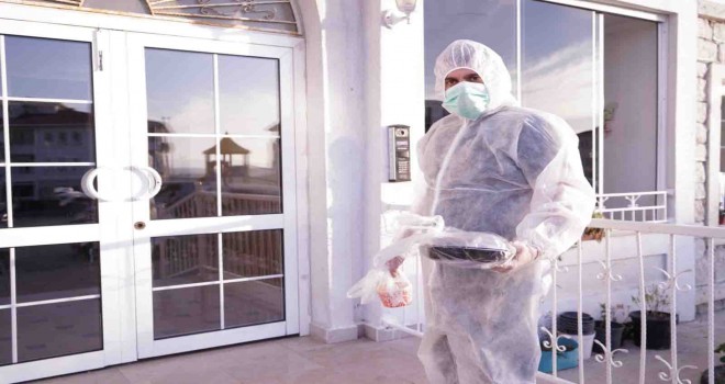 Çeşme Belediyesi’nden karantinadaki ailelere ücretsiz yemek servisi