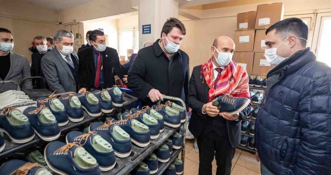 İzmir'in marka ayakkabısı olması gerek...