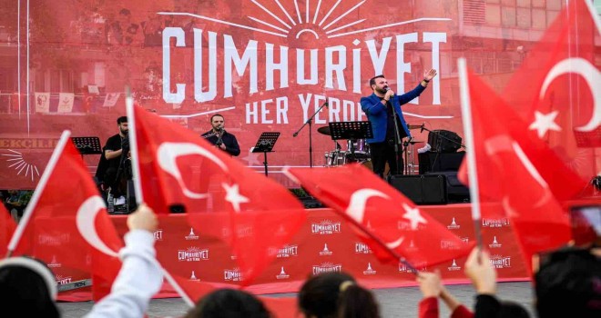 İzmir’de Cumhuriyet coşkusu başladı
