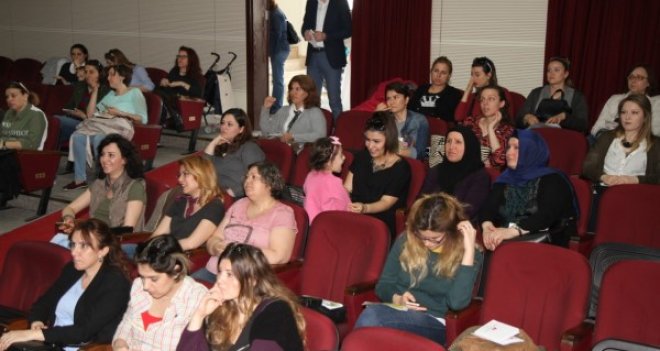 ''Bilinçli Anne Mutlu Çocuk Okulu'' Karşıyakalı annelere umut veriyor