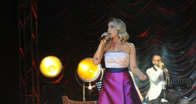 Binlerce Sıla hayranı Çeşme Amfi Tiyatro'yu doldurdu