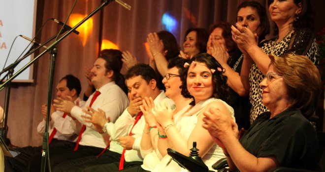 Bir nota, bir gülüş oldu...