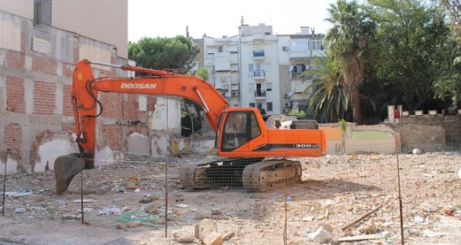 Bir tarih yerle bir oldu: Deniz Sineması yıkıldı