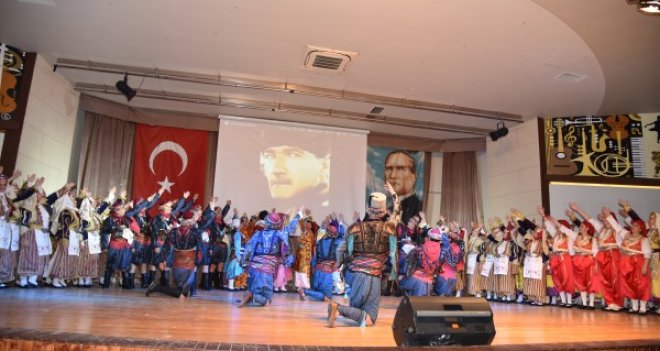 ''Bir Uçtan Bir Uca Anadolu'' ayakta alkışlandı