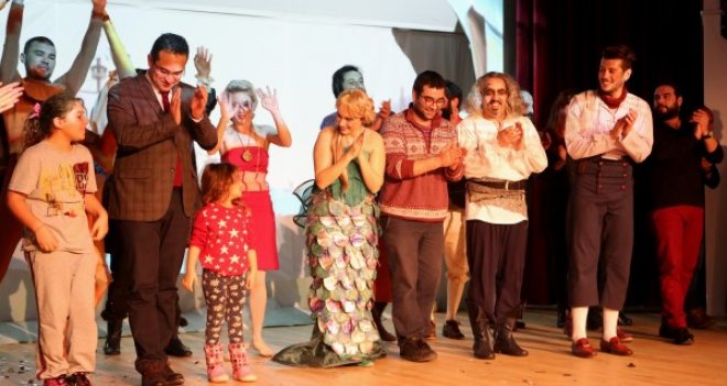 Bornova’da sezonun ikinci oyunu da tiyatroseverlerle buluştu