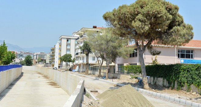 Bostanlı Deresi düzenleme çalışmalarında ağaçlar için proje değişti