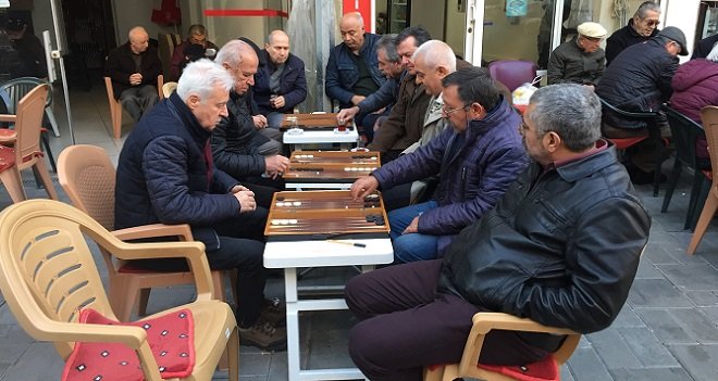 Bostanlı'da tavla turnuvası büyük ilgi görüyor...