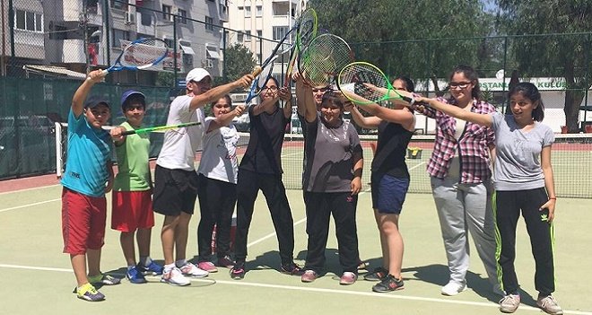 Bostanlıspor’dan Türkiye Eğitim Gönüllüleri Vakfı çocuklarına ücretsiz tenis okulu