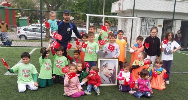 Bostanlıspor'un minikleri 23 Nisan'ı sahada kutladı
