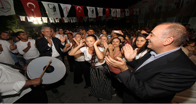 BÖYLE OLUR KARŞIYAKA'DA ROMAN DÜĞÜNÜ