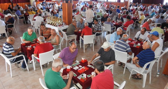 Briç tutkunları Dikili'de buluştu