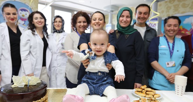 Bu kez küvöze değil kutlamaya geldi