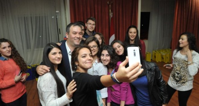 Buca Belediyesi’nden Karne Hediyesi