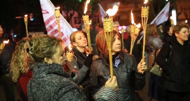 Bucalı kadınlar Özgecan için yürüdü