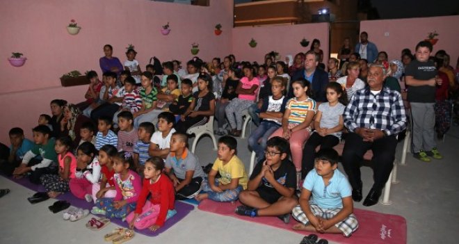 Bucalı romanlar açık hava sinemasıyla tanıştı