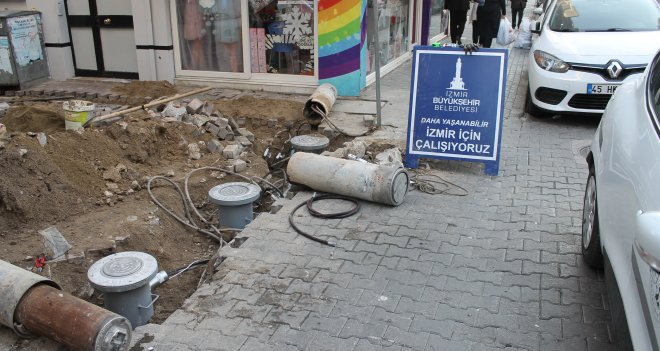 Büyükşehir Çarşı'daki bariyerleri yeniliyor