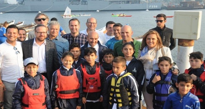İzmir’in çocukları denizle buluştu
