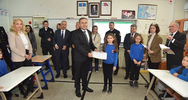 Karşıyaka’da öğrencilere karnelerini Karşıyaka protokolü verdi